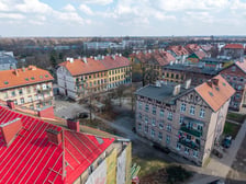 <p>Kamienice i podw&oacute;rka w kwartale ulic: Polna - 3 Maja - Koreańska - Chińska na wrocławskim Brochowie. Widok z drona. Zdjęcie wykonane w marcu 2026.</p>