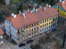<p>Kamienice i podw&oacute;rka w kwartale ulic: Polna - 3 Maja - Koreańska - Chińska na wrocławskim Brochowie. Widok z drona. Zdjęcie wykonane w marcu 2026.</p>