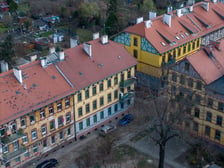 <p>Kamienice i podw&oacute;rka w kwartale ulic: Polna - 3 Maja - Koreańska - Chińska na wrocławskim Brochowie. Widok z drona. Zdjęcie wykonane w marcu 2026.</p>