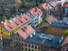 <p>Kamienice i podw&oacute;rka w kwartale ulic: Polna - 3 Maja - Koreańska - Chińska na wrocławskim Brochowie. Widok z drona. Zdjęcie wykonane w marcu 2026.</p>