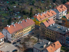 <p>Kamienice i podw&oacute;rka w kwartale ulic: Polna - 3 Maja - Koreańska - Chińska na wrocławskim Brochowie. Widok z drona. Zdjęcie wykonane w marcu 2026.</p>