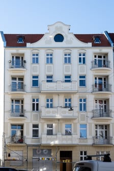 Odnowiona kamienica wspólnotowa przy ul. Brzeskiej 31.