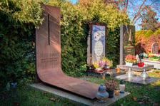 <p>Nagrobek J&oacute;zefa Hałasa. Nagrobki i grobowce na Cmentarzu Osobowickim we Wrocławiu</p>