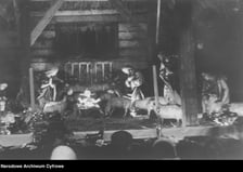 Okres świąt Bożego Narodzenia w latach PRL-u na zdjęciach z Narodowego Archiwum Cyfrowego.