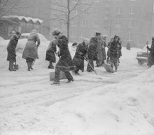 Okres świąt Bożego Narodzenia w latach PRL-u na zdjęciach z Narodowego Archiwum Cyfrowego.