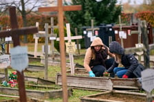 Sprzątanie grobów osób anonimowych i samotnych na cmentarzu przy ul. Kiełczowskiej