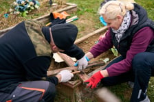Sprzątanie grobów osób anonimowych i samotnych na cmentarzu przy ul. Kiełczowskiej