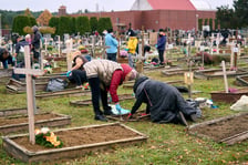 Sprzątanie grobów osób anonimowych i samotnych na cmentarzu przy ul. Kiełczowskiej