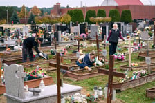 Sprzątanie grobów osób anonimowych i samotnych na cmentarzu przy ul. Kiełczowskiej