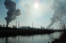 Widok na kombinat Azovstal w 2017 roku, podczas wjazdu pociągiem do Mariupola