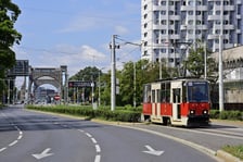 zabytkowy tramwaj z Mostem Grunwaldzkim w tle, zdjęcie ilustracyjne