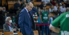 Trener Śląska - Andrej Urlep - zastanawia się jak wygrać mecz.