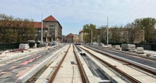 Szyny tramwajowe kładzione są na płytach typu węgierskiego.
