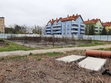 fundamenty budynku otoczone ogrodzeniem z blachy