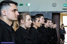 <h2 class="MsoNormal">Ile zarabia policjant i policjantka w 2025 r.</h2><p class="MsoNormal">Kursant (policjant odbywający szkolenie zawodowe podstawowe) uposażenie zasadnicze&nbsp;<strong>- </strong>źr&oacute;dło: KWP we Wrocławiu.</p><ul><li class="MsoNormal">funkcjonariusz bez dodatku stołecznego - 6 005,30 brutto</li><li class="MsoNormal">funkcjonariusz z dodatkiem stołecznym - 6 663,30 brutto</li></ul>
