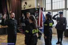 <h2>Kto może zostać policjantem i policjantką</h2>
<p>Policjantem i policjantką może zostać każdy, kto spełnia poniższe wymagania:</p>
<ul>
<li>obywatel polski o nieposzlakowanej opinii;</li>
<li>kt&oacute;ry nie był skazany prawomocnym wyrokiem sądu za przestępstwo lub przestępstwo skarbowe;</li>
<li>korzystający z pełni praw publicznych;</li>
<li>posiadający co najmniej średnie wykształcenie;</li>
<li>posiadający zdolność fizyczną i psychiczną do służby w formacjach uzbrojonych, podległych szczeg&oacute;lnej dyscyplinie służbowej, kt&oacute;rej got&oacute;w jest się podporządkować;</li>
<li>dający rękojmię zachowania tajemnicy stosownie do wymog&oacute;w określonych w przepisach o ochronie informacji niejawnych.</li>
</ul>