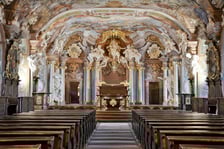 Aula Leopoldina w głównym gmachu Uniwersytetu Wrocławskiego to wyjątkowe dzieło z epoki baroku. Zaprojektował ją włoski architekt Christophorus Tausch. Powstała w latach 1728?1738. Odbywają się tu najważniejsze uroczystości uniwersyteckie. Dostępna jest także dla turystów.