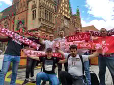 Kibice Polski na wrocławskim rynku