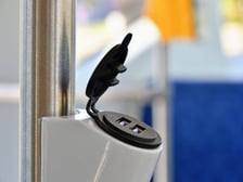 W zmodernizowanych tramwajach pojawiły się rozwiązania poprawiające komfort i bezpieczeństwo pasażerów