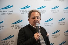 Robert Makłowicz odwiedził Port Lotniczy Wrocław, zachęcając pasażerów do kulinarnych podróży po Europie