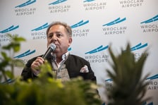 Robert Makłowicz odwiedził Port Lotniczy Wrocław, zachęcając pasażerów do kulinarnych podróży po Europie