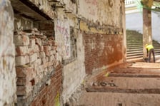 Bastion Sakwowy przechodzi gruntowną renowację. Na budowie trwają intensywne prace