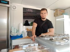 Conan, gwiazda programu TV "Królowe życia", otworzył lodziarnię na Stabłowicach we Wrocławiu