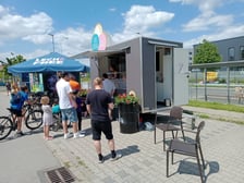 Conan, gwiazda programu TV "Królowe życia", otworzył lodziarnię na Stabłowicach we Wrocławiu
