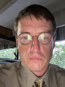 Marcin Harasimowicz w roli reportera w serialu HBO "Schody"