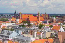 wrocławski Rynek ma powierzchnię niemal 40 tys. mkw. (pod tym względem jest piąty w Polsce, większe rynki są np. w Krakowie i w Olecku)