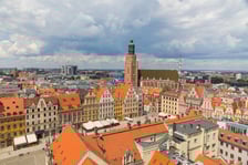 Z Rynku wychodzi 11 ulic, po dwie w każdym narożniku oraz Kurzy Targ, Więzienna i Zaułek Grotowskiego (część dawnej ulicy św. Doroty). Widoki z "góry" można podziwiać m.in. z wieży kościoła garnizonowego - ma ponad 91 metrów
