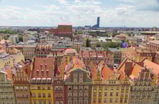 wrocławski Rynek ma powierzchnię niemal 40 tys. mkw. (pod tym względem jest piąty w Polsce, większe rynki są np. w Krakowie i w Olecku)