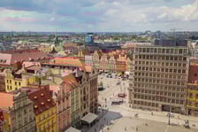 wrocławski Rynek ma powierzchnię niemal 40 tys. mkw. (pod tym względem jest piąty w Polsce, większe rynki są np. w Krakowie i w Olecku)