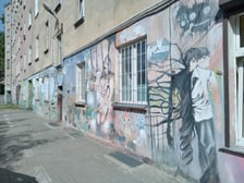 Kolorowe podwórka przy ul. Roosevelta we Wrocławiu przyciągają i turystów, i wrocławian. Murale na Nadodrzu zachwycają!