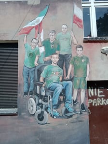 Kolorowe podwórka przy ul. Roosevelta we Wrocławiu przyciągają i turystów, i wrocławian. Murale na Nadodrzu zachwycają!