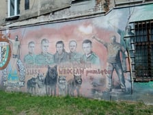Kolorowe podwórka przy ul. Roosevelta we Wrocławiu przyciągają i turystów, i wrocławian. Murale na Nadodrzu zachwycają!