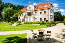 <h3>Zamek Topacz</h3><p>Zamek Topacz łączy w sobie hotel, restaurację i muzeum motoryzacji. Sale zamku są chętnie wybierane na uroczystości weselne, bankiety, konferencje czy szkolenia. To miejsce przyciąga r&oacute;wnież miłośnik&oacute;w samochod&oacute;w, kt&oacute;rzy w Muzeum Motoryzacji mogą zobaczyć kolekcjonerskie modele. Na terenie zamku znajduje się też strefa SPA.</p><ul><li>Adres:&nbsp;Templariuszy 1, Ślęza</li></ul>