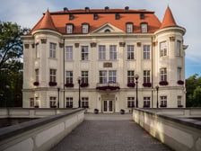 <h3>Zamek Leśnicki</h3>
<p>Zamek w Leśnicy był kiedyś rezydencją książęcą. Powstał w 1132 roku. Obecnie to Centrum Kultury. To świetne miejsce na rodzinny spacer - wok&oacute;ł jest park, staw, a nawet plac zabaw dla dzieci. Zamek słynie z wielu imprez kulturalnych. Można tu podziwiać wystawy artyst&oacute;w, przyjść na warsztaty czy na festiwal herbaty.</p>
<ul>
<li>Adres: plac Świętojański 1</li>
</ul>