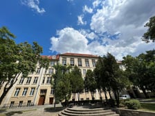Herb odkryty przypadkowo w szkolnej auli ma najprawdopodobniej ponad 100 lat