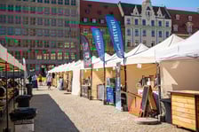 Wrocławska Feta przyciąga na Rynek miłośników serów, win i piwa. Do degustacji przysmaki z Wrocławia, Dolnego Śląska i krajów europejskich