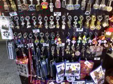 Breloczki - kosztują od 15 do 35 zł (sklep Souvenirs & more)