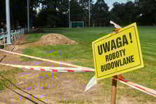 Boisko przy ul. Sołtysowickiej otrzyma słupy oświetleniowe