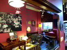 <p><strong>Vinyl Cafe</strong> to klimatyczna kawiarnia, w kt&oacute;rej wypijesz kawę prosto z Brazylii, zjesz ciasto, lody i inne przekąski. Opr&oacute;cz tego, możesz pograć w gry planszowe (m.in. w warcaby, karty, szachy, monopoly), poczytać książkę czy posłuchać muzyki z płyt winylowych.</p>
<p>Adres: Kotlarska 35-36/1a. Godziny otwarcia: od poniedziałku do piątku 10.00-24.00, w soboty 10.00- 1.00, w niedziele 10.00-23.00.</p>