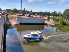 Stalowe elementy mostów Chrobrego przyjechały do Wrocławia z Gdyni.
