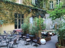 Bułka z masłem. Dwa wejścia: ul. Szajnochy 4 lub przez pl. Solny 14 Przepyszne są tu i śniadania, i lunche (w dobrych cenach). To miejsce jest w centrum miasta, ale można zaznać w nim odrobinę spokoju. Polecam.