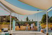 7. Stara Odra Beach Bar ? ul. Zawalna 53 ? przy mostach Trzebnickich