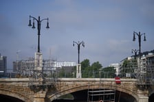 Na moście Pomorskim Południowym zamontowano oprawy na lampach