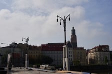 Na moście Pomorskim Południowym zamontowano oprawy na lampach