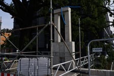 Na moście Pomorskim Południowym zamontowano oprawy na lampach