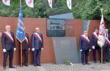 Uroczystość składania kwiatów pod tablicą "Solidarności" przy ul. Grabiszyńskiej